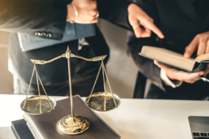 Contratos bem redigidos e políticas internas claras evitam prejuízos digitais, explica Dr. Jonatas Lucena.