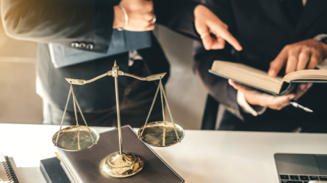 Contratos bem redigidos e políticas internas claras evitam prejuízos digitais, explica Dr. Jonatas Lucena.