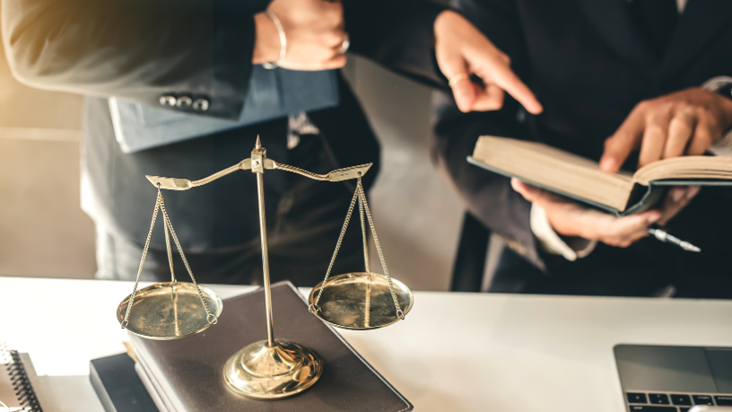 Contratos bem redigidos e políticas internas claras evitam prejuízos digitais, explica Dr. Jonatas Lucena.