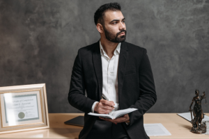 Carlos Eduardo Rosalba Padilha mostra os critérios essenciais para selecionar um perito contábil qualificado.