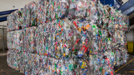 Elias Assum Sabbag Junior explora como tecnologias inovadoras transformam sucata plástica em matéria-prima de alto valor.