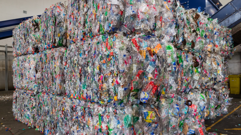 Elias Assum Sabbag Junior explora como tecnologias inovadoras transformam sucata plástica em matéria-prima de alto valor.