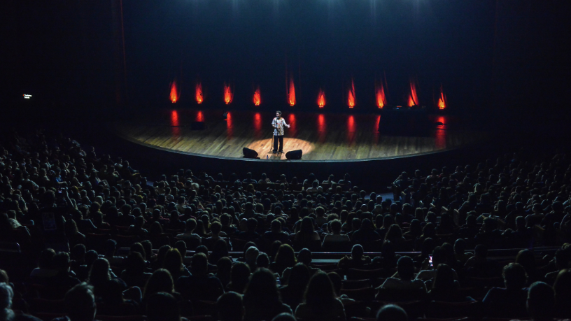 Gio Lisboa aterrissa em BH com Fora da Plateia em uma apresentação única promovida pela Non Stop. (Créditos: Clara Lins)