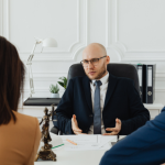 Contratos do dia a dia pedem atenção antes de assinar, orienta Hebron Costa Cruz de Oliveira.