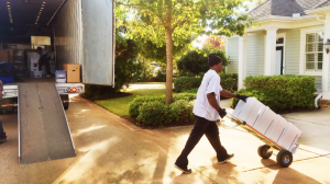 No transporte de sofá e colchão, a Jm Mudanças orienta sobre medidas, acesso ao imóvel e proteção adequada no caminhão para garantir segurança e eficiência.