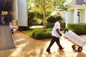 No transporte de sofá e colchão, a Jm Mudanças orienta sobre medidas, acesso ao imóvel e proteção adequada no caminhão para garantir segurança e eficiência.