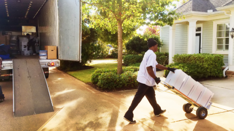 No transporte de sofá e colchão, a Jm Mudanças orienta sobre medidas, acesso ao imóvel e proteção adequada no caminhão para garantir segurança e eficiência.