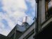 Caixa-d’água instalada no topo de uma edificação contra um céu azul com nuvens.