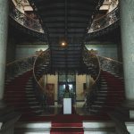 Escadaria ornamentada no interior de um edifício governamental histórico de Belo Horizonte.