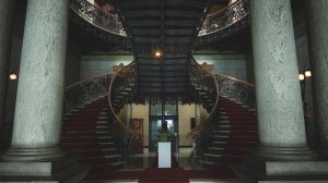 Escadaria ornamentada no interior de um edifício governamental histórico de Belo Horizonte.