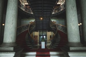 Escadaria ornamentada no interior de um edifício governamental histórico de Belo Horizonte.