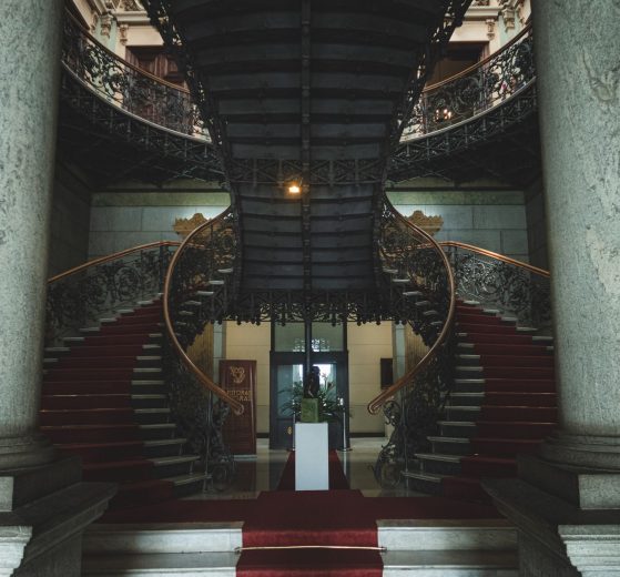 Escadaria ornamentada no interior de um edifício governamental histórico de Belo Horizonte.