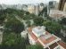 Vista aérea da Praça da Liberdade, em Belo Horizonte, cercada por edifícios de arquitetura neoclássica e áreas verdes.