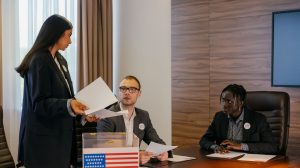 Grupo de profissionais reunido em uma sala de conferências para discutir planos eleitorais.