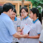 Grupo de estudantes recebe certificados em uma cerimônia ao ar livre.