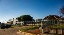 Vista de um campus universitário em Apucarana, no Paraná, com edifícios e áreas arborizadas sob céu azul.