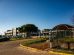 Vista de um campus universitário em Apucarana, no Paraná, com edifícios e áreas arborizadas sob céu azul.