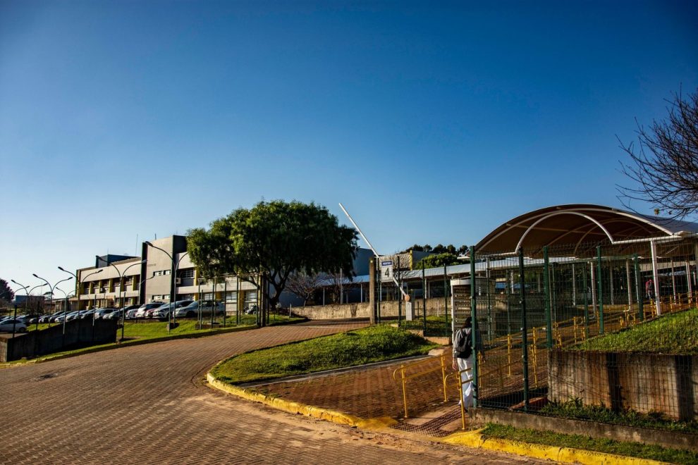 Vista de um campus universitário em Apucarana, no Paraná, com edifícios e áreas arborizadas sob céu azul.