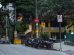 Motocicletas estacionadas em uma rua de Belo Horizonte, diante de placas e sinalização urbana.