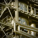 Vista de uma planta industrial com estruturas e instalações metálicas.