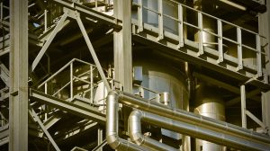 Vista de uma planta industrial com estruturas e instalações metálicas.