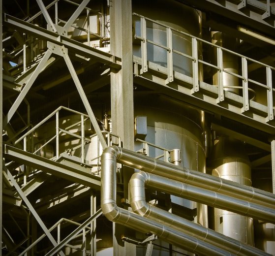 Vista de uma planta industrial com estruturas e instalações metálicas.
