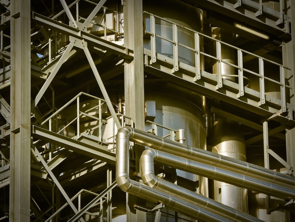 Vista de uma planta industrial com estruturas e instalações metálicas.